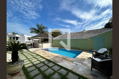 Casa de condomínio à venda com 240m², 3 quartos e 2 vagas Casa de condomínio à venda com 240m², 3 quartos e 2 vagasÁrea Externa - Piscina