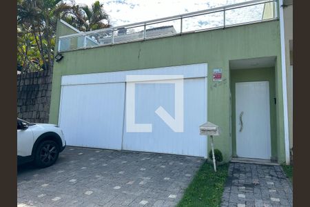 Casa de condomínio à venda com 240m², 3 quartos e 2 vagas Casa de condomínio à venda com 240m², 3 quartos e 2 vagasFachada