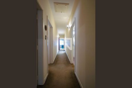 Casa à venda com 220m², 3 quartos e 7 vagas Casa à venda com 220m², 3 quartos e 7 vagasCorredor