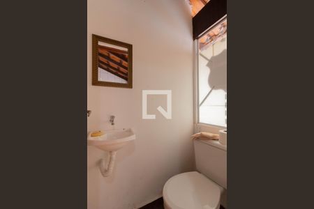 Casa à venda com 240m², 3 quartos e 6 vagasBanheiro de Serviço