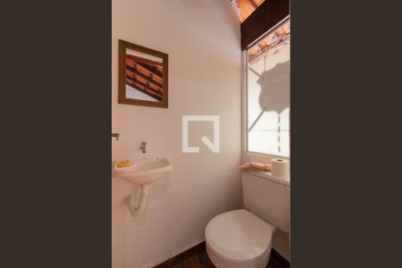 Casa à venda com 240m², 3 quartos e 6 vagasBanheiro de Serviço