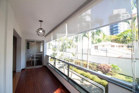 Apartamento à venda com 213m², 3 quartos e 4 vagas Apartamento à venda com 213m², 3 quartos e 4 vagasTerraço