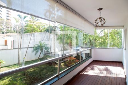 Apartamento à venda com 213m², 3 quartos e 4 vagas Apartamento à venda com 213m², 3 quartos e 4 vagasTerraço