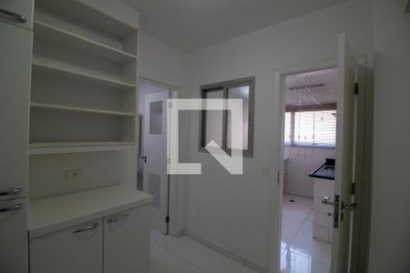 Apartamento à venda com 213m², 3 quartos e 4 vagas Apartamento à venda com 213m², 3 quartos e 4 vagasQuarto de Serviço