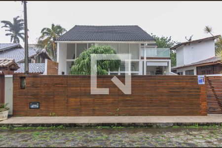 Casa de condomínio à venda com 178m², 3 quartos e 2 vagas Casa de condomínio à venda com 178m², 3 quartos e 2 vagasFachada