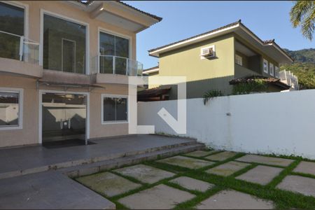 Casa de condomínio à venda com 160m², 4 quartos e 2 vagas Casa de condomínio à venda com 160m², 4 quartos e 2 vagasFachada