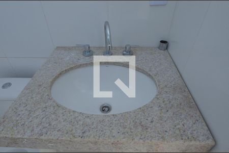 Casa de condomínio à venda com 160m², 4 quartos e 2 vagas Casa de condomínio à venda com 160m², 4 quartos e 2 vagasBanheiro