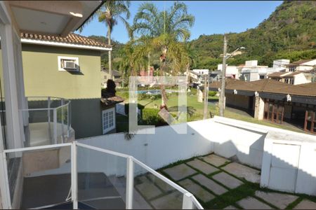 Casa de condomínio à venda com 160m², 4 quartos e 2 vagas Casa de condomínio à venda com 160m², 4 quartos e 2 vagasVista