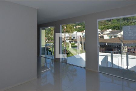 Casa de condomínio à venda com 160m², 4 quartos e 2 vagas Casa de condomínio à venda com 160m², 4 quartos e 2 vagasSala