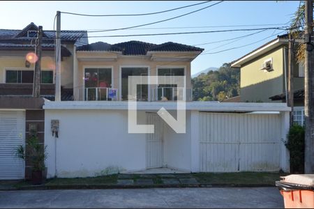 Casa de condomínio à venda com 160m², 4 quartos e 2 vagas Casa de condomínio à venda com 160m², 4 quartos e 2 vagasFachada