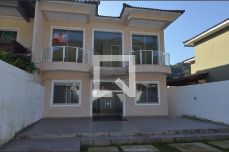 Casa de condomínio à venda com 160m², 4 quartos e 2 vagas Casa de condomínio à venda com 160m², 4 quartos e 2 vagasFachada