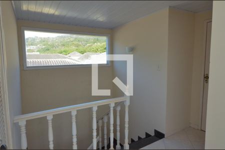 Casa de condomínio à venda com 160m², 6 quartos e 2 vagas Casa de condomínio à venda com 160m², 6 quartos e 2 vagasEscada
