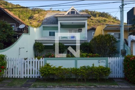 Casa de condomínio à venda com 160m², 6 quartos e 2 vagas Casa de condomínio à venda com 160m², 6 quartos e 2 vagasFachada