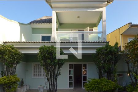 Casa de condomínio à venda com 160m², 6 quartos e 2 vagas Casa de condomínio à venda com 160m², 6 quartos e 2 vagasFachada