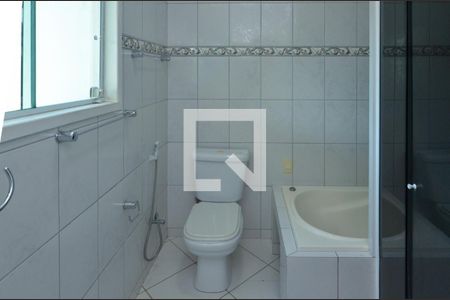 Casa de condomínio à venda com 160m², 6 quartos e 2 vagas Casa de condomínio à venda com 160m², 6 quartos e 2 vagasBanheiro da Suíte