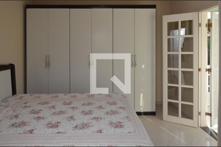 Casa de condomínio à venda com 160m², 6 quartos e 2 vagas Casa de condomínio à venda com 160m², 6 quartos e 2 vagasSuite