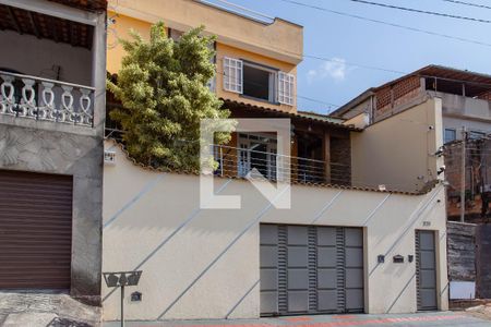 Casa à venda com 300m², 5 quartos e 5 vagas Casa à venda com 300m², 5 quartos e 5 vagasFachada