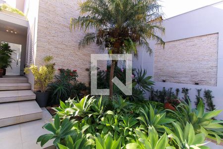 Casa à venda com 300m², 4 quartos e 4 vagas Casa à venda com 300m², 4 quartos e 4 vagasÁrea externa