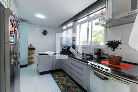 Casa à venda com 300m², 4 quartos e 4 vagas Casa à venda com 300m², 4 quartos e 4 vagasCozinha