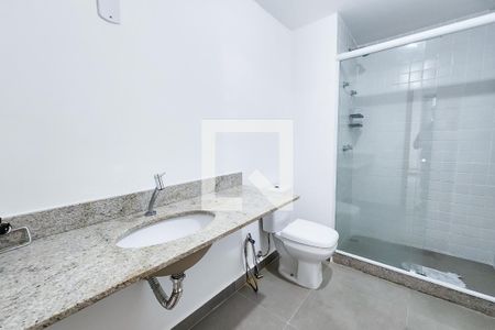 Banheiro de kitnet/studio para alugar com 1 quarto, 30m² em Centro, Rio de Janeiro