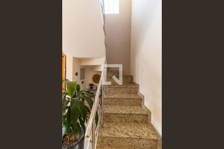 Casa à venda com 149m², 3 quartos e 2 vagas Casa à venda com 149m², 3 quartos e 2 vagasEscada