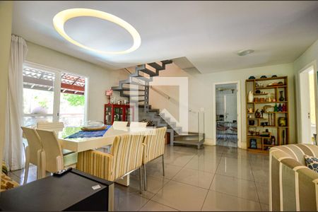 Sala de casa de condomínio à venda com 5 quartos, 242m² em Maceio, Niterói