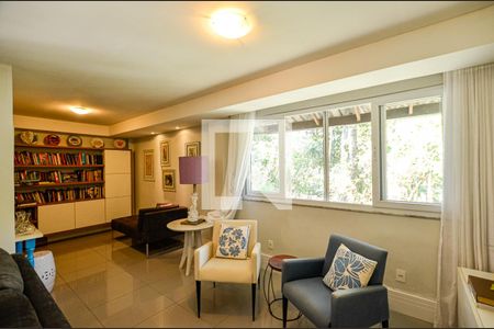 Sala de casa de condomínio à venda com 5 quartos, 242m² em Maceio, Niterói