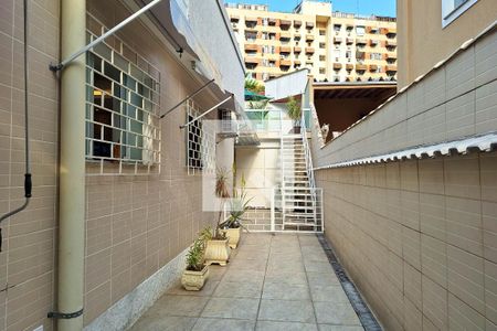 Casa à venda com 320m², 4 quartos e 3 vagas Casa à venda com 320m², 4 quartos e 3 vagasCorredor