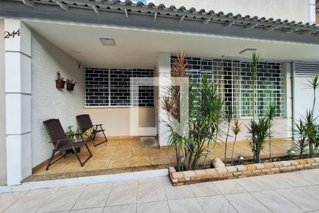 Casa à venda com 320m², 4 quartos e 3 vagas Casa à venda com 320m², 4 quartos e 3 vagasÁrea comum