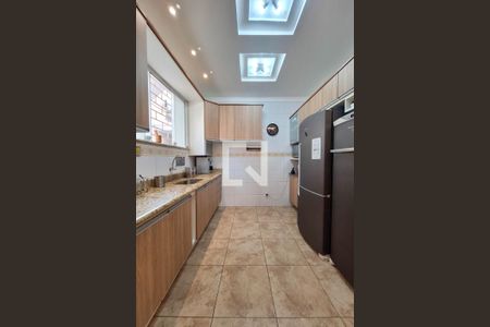 Casa à venda com 320m², 4 quartos e 3 vagas Casa à venda com 320m², 4 quartos e 3 vagasCozinha