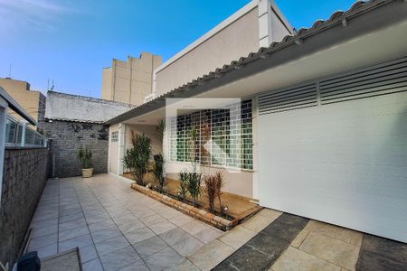 Casa à venda com 320m², 4 quartos e 3 vagas Casa à venda com 320m², 4 quartos e 3 vagasÁrea comum