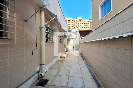 Casa à venda com 320m², 4 quartos e 3 vagas Casa à venda com 320m², 4 quartos e 3 vagasCorredor