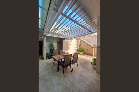 Casa à venda com 320m², 4 quartos e 3 vagas Casa à venda com 320m², 4 quartos e 3 vagasÁrea Comum