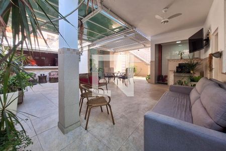 Casa à venda com 320m², 4 quartos e 3 vagas Casa à venda com 320m², 4 quartos e 3 vagasÁrea Comum