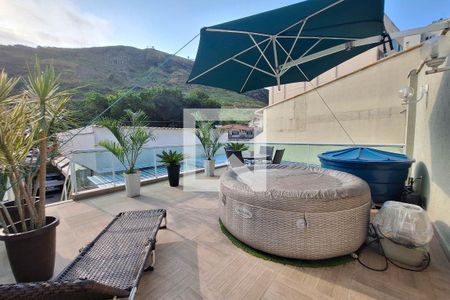 Casa à venda com 320m², 4 quartos e 3 vagas Casa à venda com 320m², 4 quartos e 3 vagasÁrea comum - Piscina