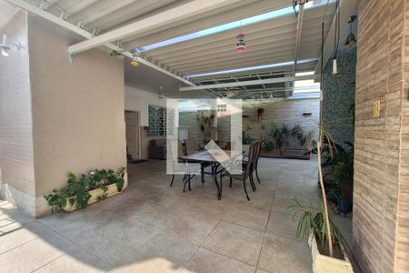 Casa à venda com 320m², 4 quartos e 3 vagas Casa à venda com 320m², 4 quartos e 3 vagasÁrea Comum