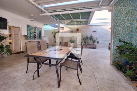 Casa à venda com 320m², 4 quartos e 3 vagas Casa à venda com 320m², 4 quartos e 3 vagasÁrea Comum