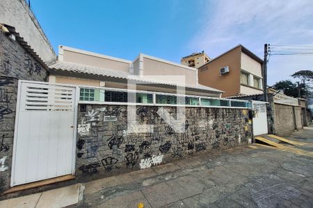 Casa à venda com 320m², 4 quartos e 3 vagas Casa à venda com 320m², 4 quartos e 3 vagasFachada