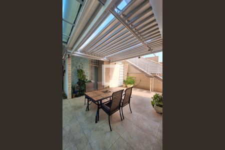 Casa à venda com 320m², 4 quartos e 3 vagas Casa à venda com 320m², 4 quartos e 3 vagasÁrea Comum