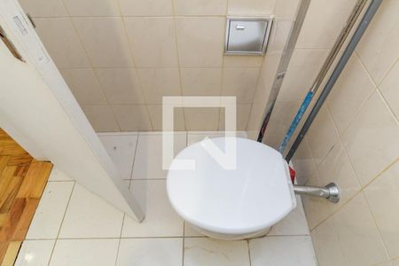 Banheiro de kitnet/studio para alugar com 1 quarto, 22m² em República, São Paulo