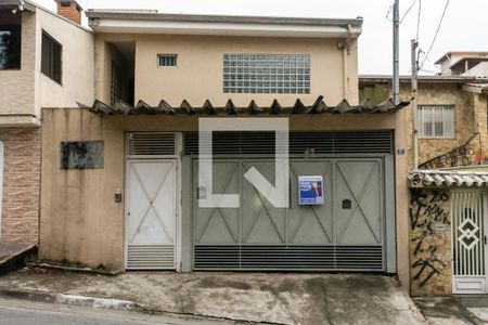 Casa à venda com 178m², 3 quartos e 2 vagas Casa à venda com 178m², 3 quartos e 2 vagasFachada