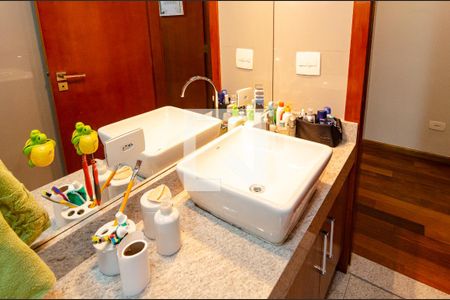 Casa à venda com 220m², 3 quartos e 2 vagas Casa à venda com 220m², 3 quartos e 2 vagasBanheiro Social