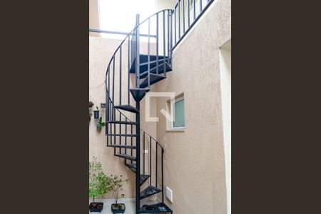 Casa à venda com 220m², 3 quartos e 2 vagas Casa à venda com 220m², 3 quartos e 2 vagasEscadas