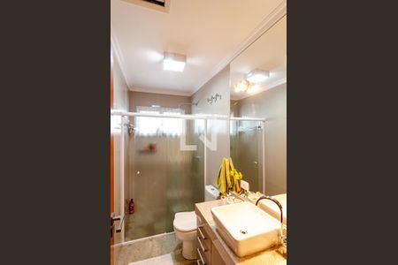 Casa à venda com 220m², 3 quartos e 2 vagas Casa à venda com 220m², 3 quartos e 2 vagasBanheiro Social