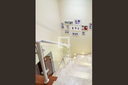 Casa à venda com 220m², 3 quartos e 2 vagas Casa à venda com 220m², 3 quartos e 2 vagasEscadas