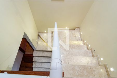 Casa à venda com 220m², 3 quartos e 2 vagas Casa à venda com 220m², 3 quartos e 2 vagasEscadas