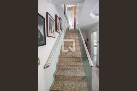 Apartamento à venda com 186m², 3 quartos e 2 vagasEscada