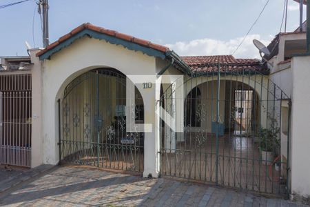 Casa à venda com 214m², 3 quartos e 2 vagas Casa à venda com 214m², 3 quartos e 2 vagasFachada