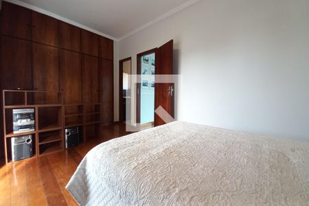 Casa à venda com 265m², 5 quartos e 4 vagas Casa à venda com 265m², 5 quartos e 4 vagasQuarto 2 - Suíte