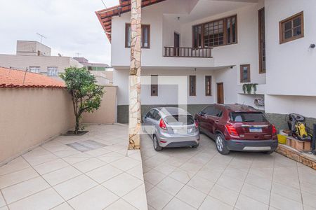 Casa à venda com 459m², 4 quartos e 4 vagasVagas de garagem
